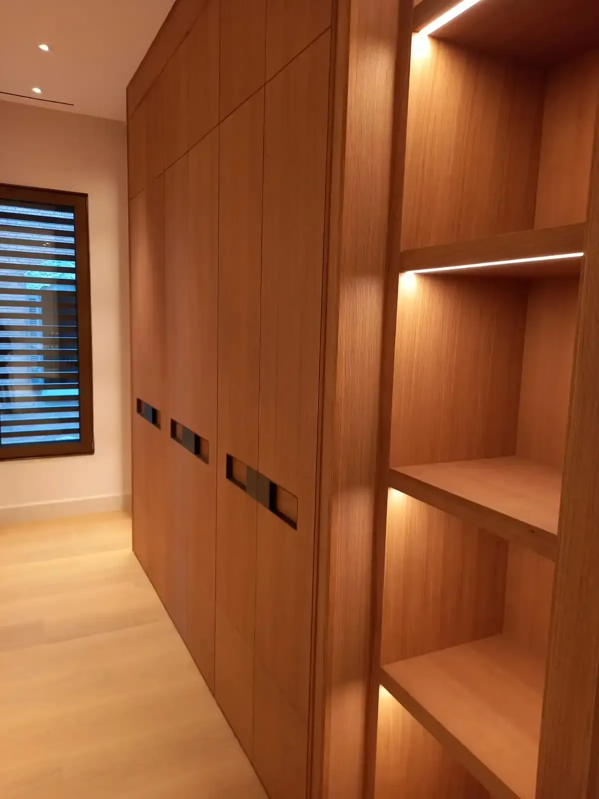 Armario y estantería a medida en madera con iluminación LED