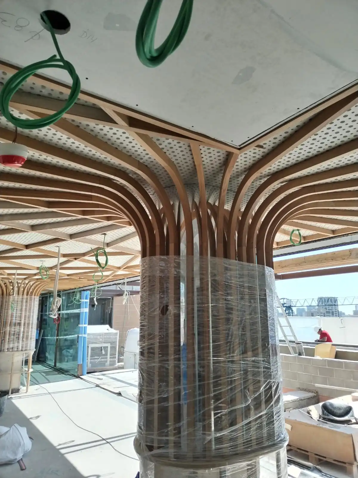 Montaje de estructura de madera en obra